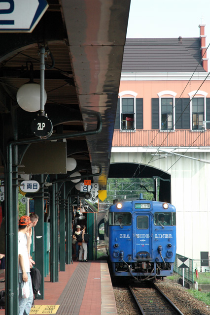 ハウステンボス駅機種:NIKON D70
露出時間:1/250秒
レンズF値:F8.0
露出制御モード:プログラムAE
オリジナル撮影日時:2005:07:24 16:07:59
露光補正量:EV0.3
レンズの焦点距離:70.00(mm)
レンズの焦点距離(35mm):105(mm)
コントラスト:Soft
ISO設定:400