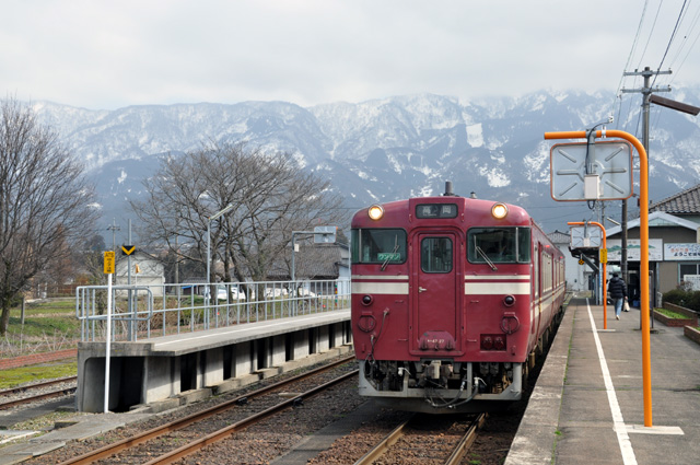 城端線機種:NIKON D90
GPS情報オフセット:34400
露出時間:1/400秒
レンズF値:F10.0
露出制御モード:プログラムAE
ISO感度:400
オリジナル撮影日時:2010:03:14 13:53:19
露光補正量:EV0.0
自動露出測光モード:分割測光
フラッシュ:オフ
レンズの焦点距離:36.00(mm)
撮影モード:オート
ホワイトバランスモード:オート
レンズの焦点距離(35mm):54(mm)